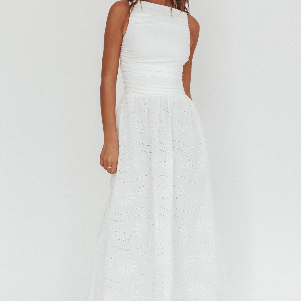 Elegant White Sleeveless Dress